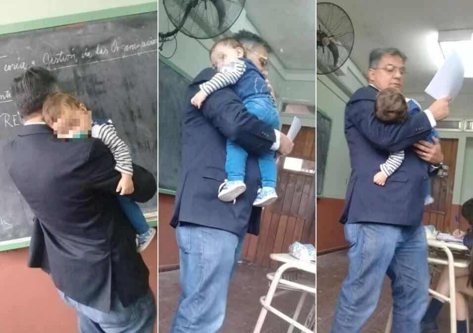 El maestro con el bebé en clase