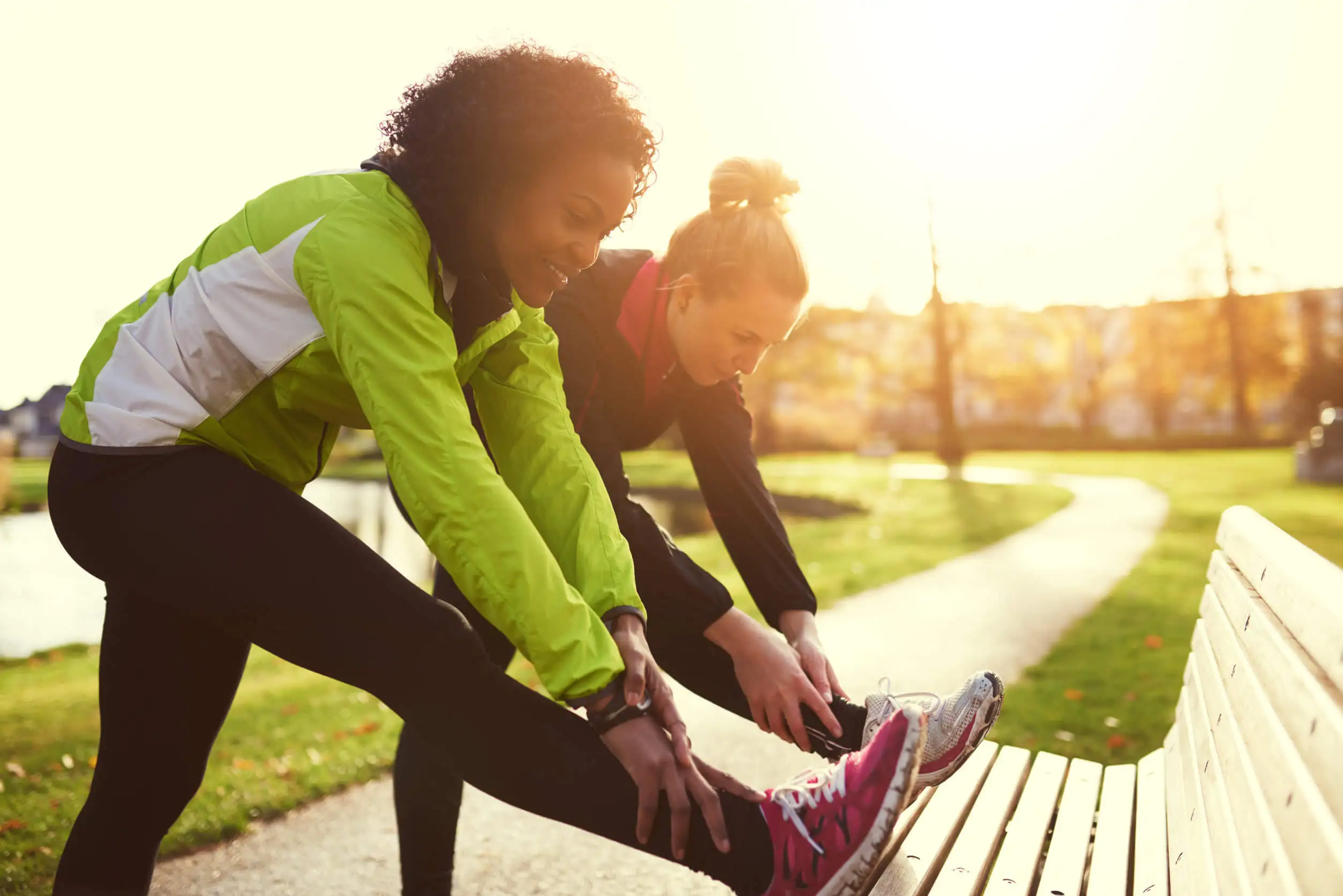 Stretching per prevenire il dolore al ginocchio durante la corsa.
