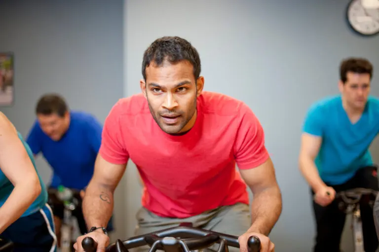 4 rutinas de entrenamiento fáciles en bicicleta estática