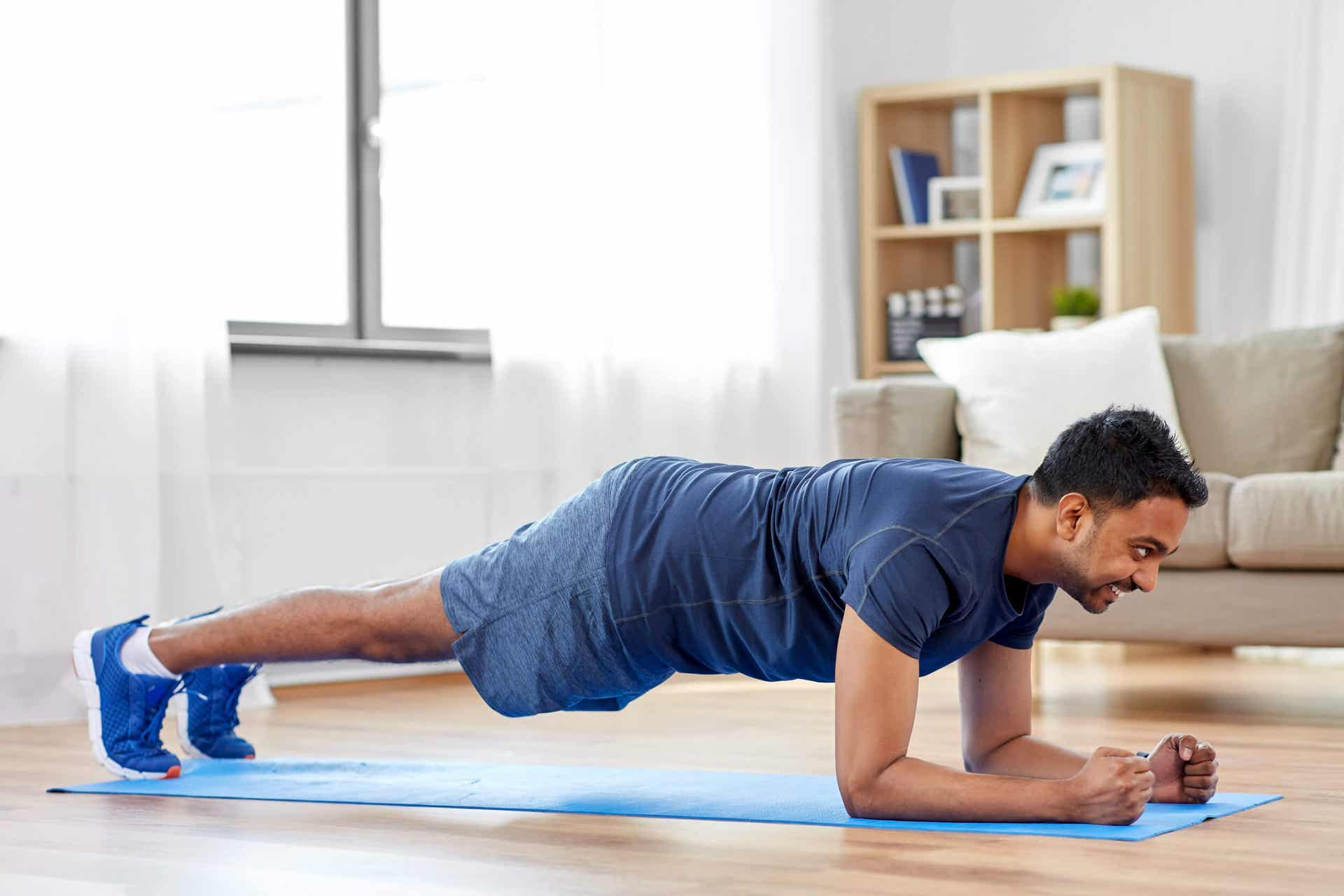 Bauchmuskel-Hypertrophie - Mann macht Planks