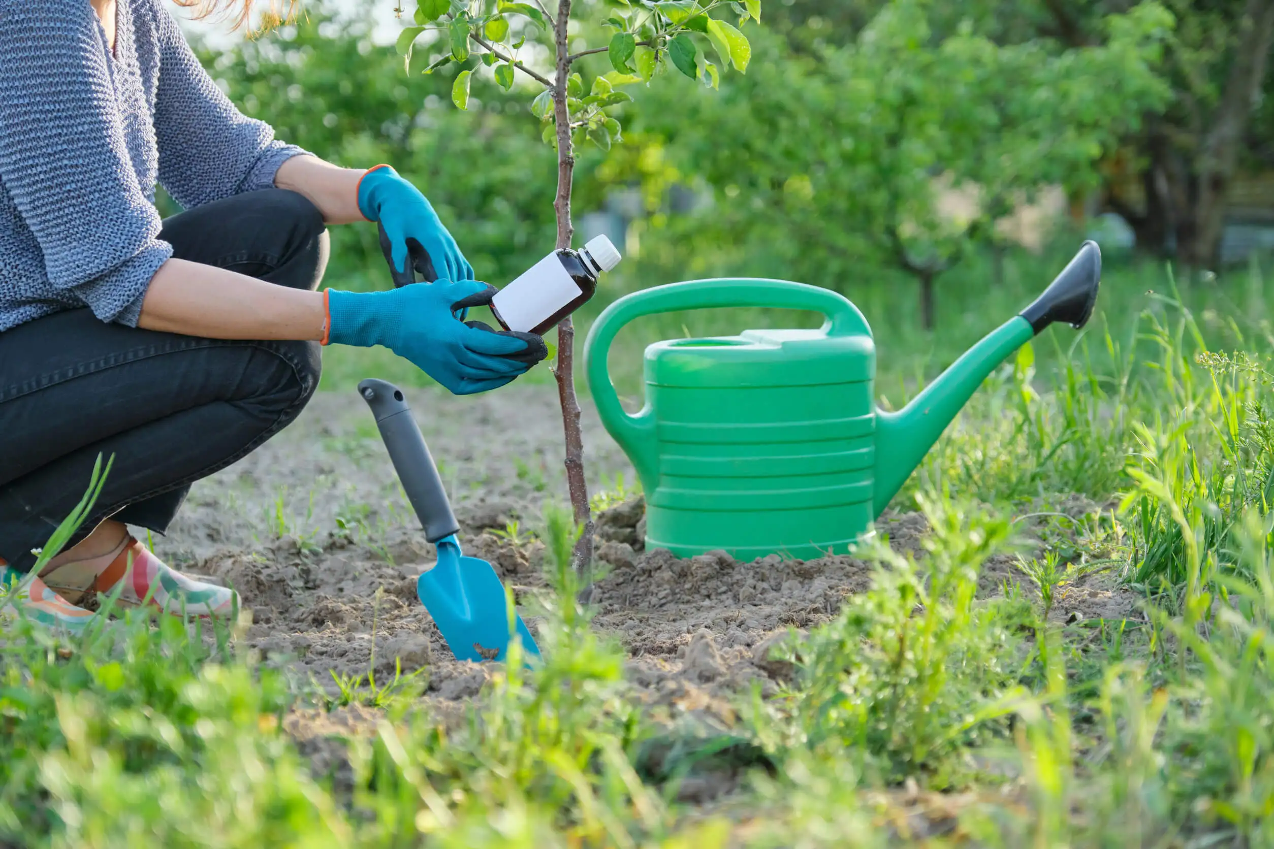 Guantes de jardinería para manipular abonos.