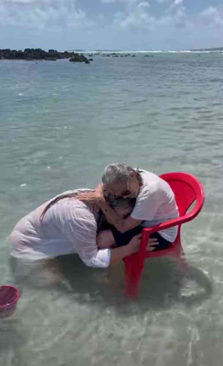La abuela y la nieta conmovidas en el mar