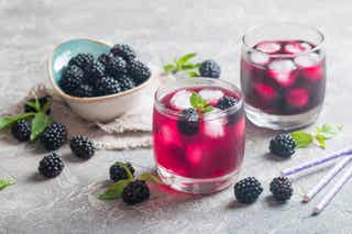 Aprende a hacer limonada de mora, fresa y más frutos rojos