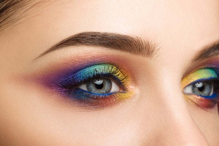 Consejos de maquillaje para resaltar el color de tus ojos - Mejor con Salud