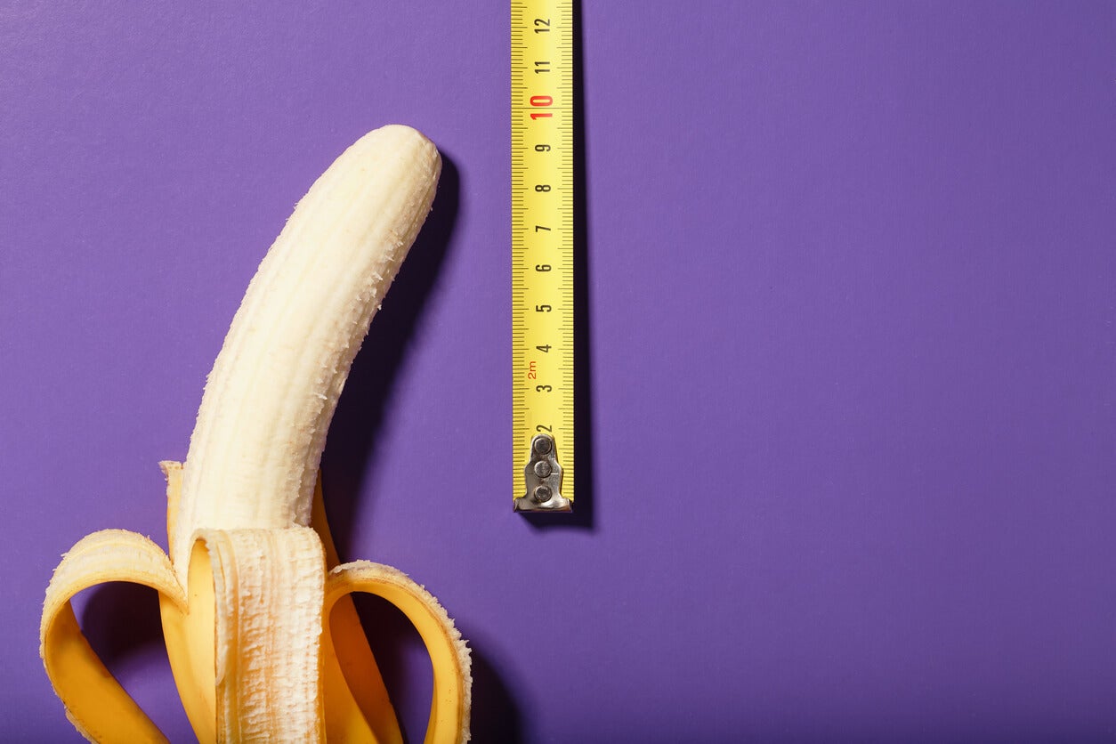Mikropenis - Maßband an einer geschälten Banane