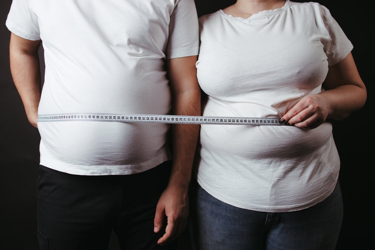 Medir obesidad en un hombre y una mujer.