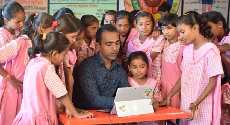 Maestro liberó a niñas del matrimonio infantil en la India, fue nombrado "mejor maestro del mundo"