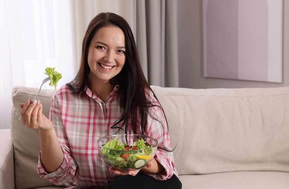 Lazy-Keto-Diät - Frau isst Salat