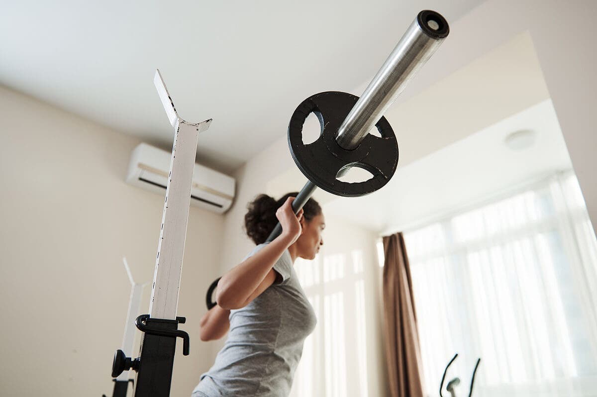 En kvinne som løfter vekter.