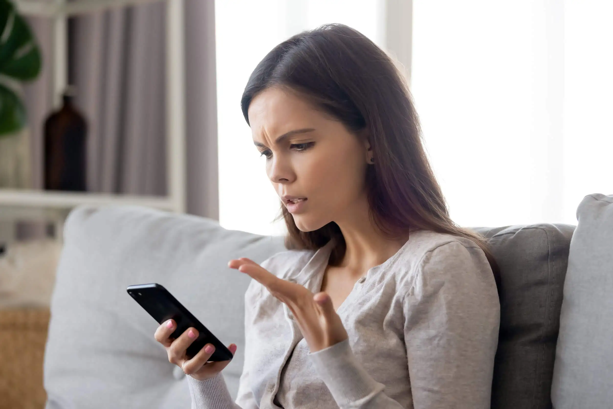 8 señales de maltrato a través de WhatsApp