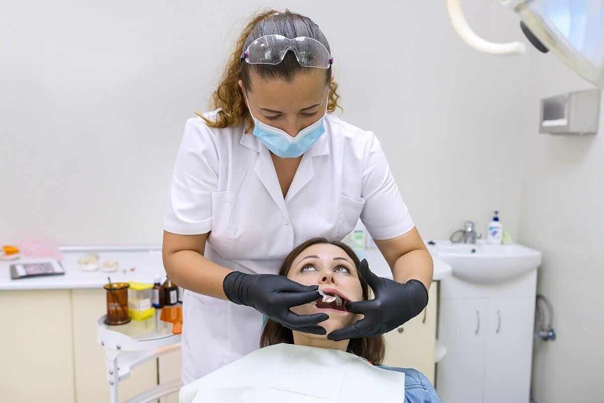 Zahnfüllungen - Frau auf einem Zahnarztstuhl