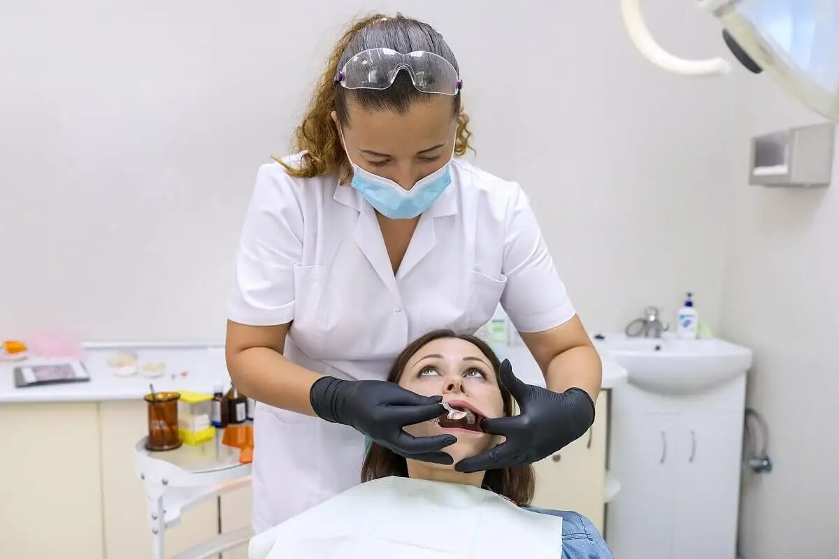 ¿Qué hace un dentista?