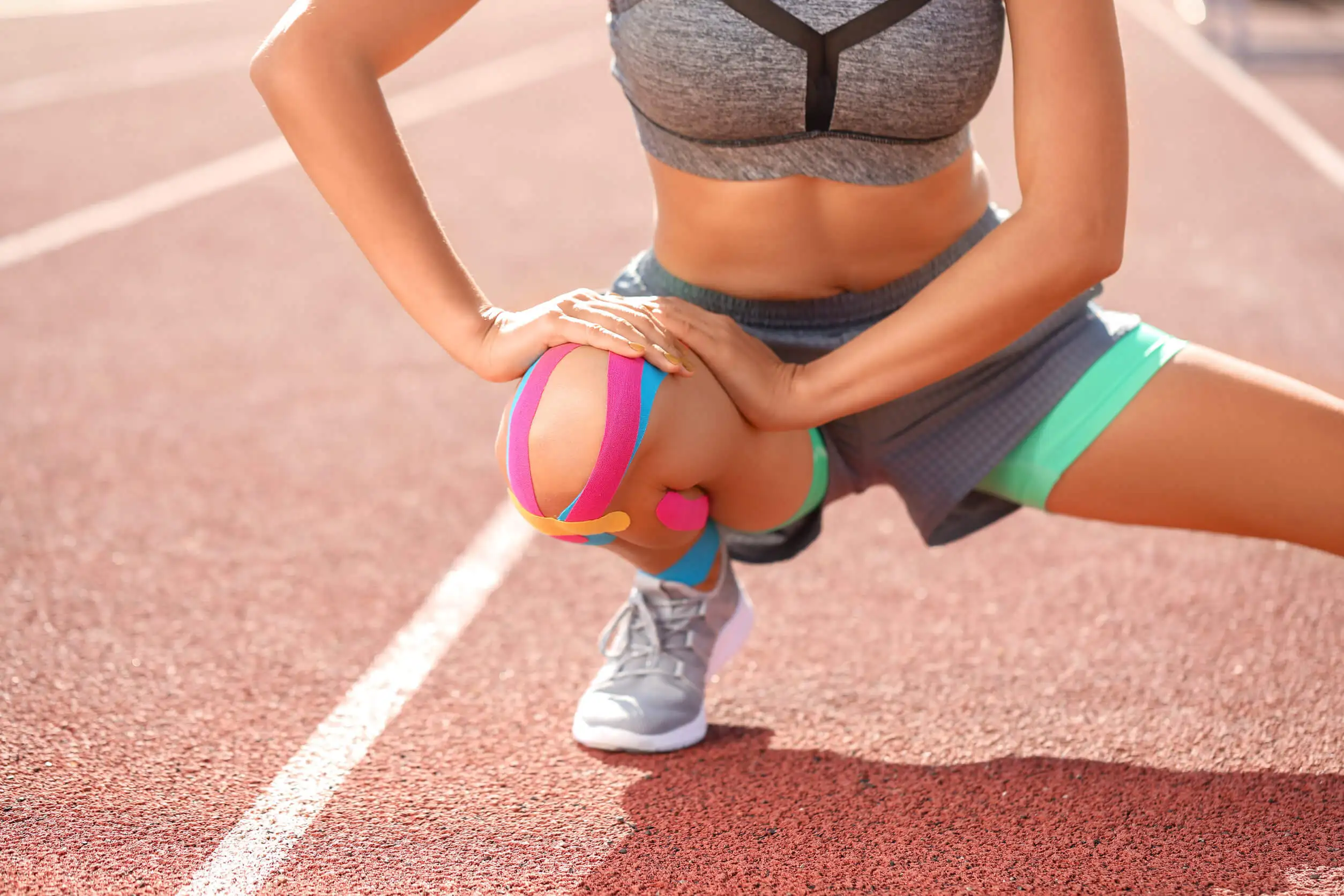 Causas da dor no joelho ao correr e exercícios recomendados.