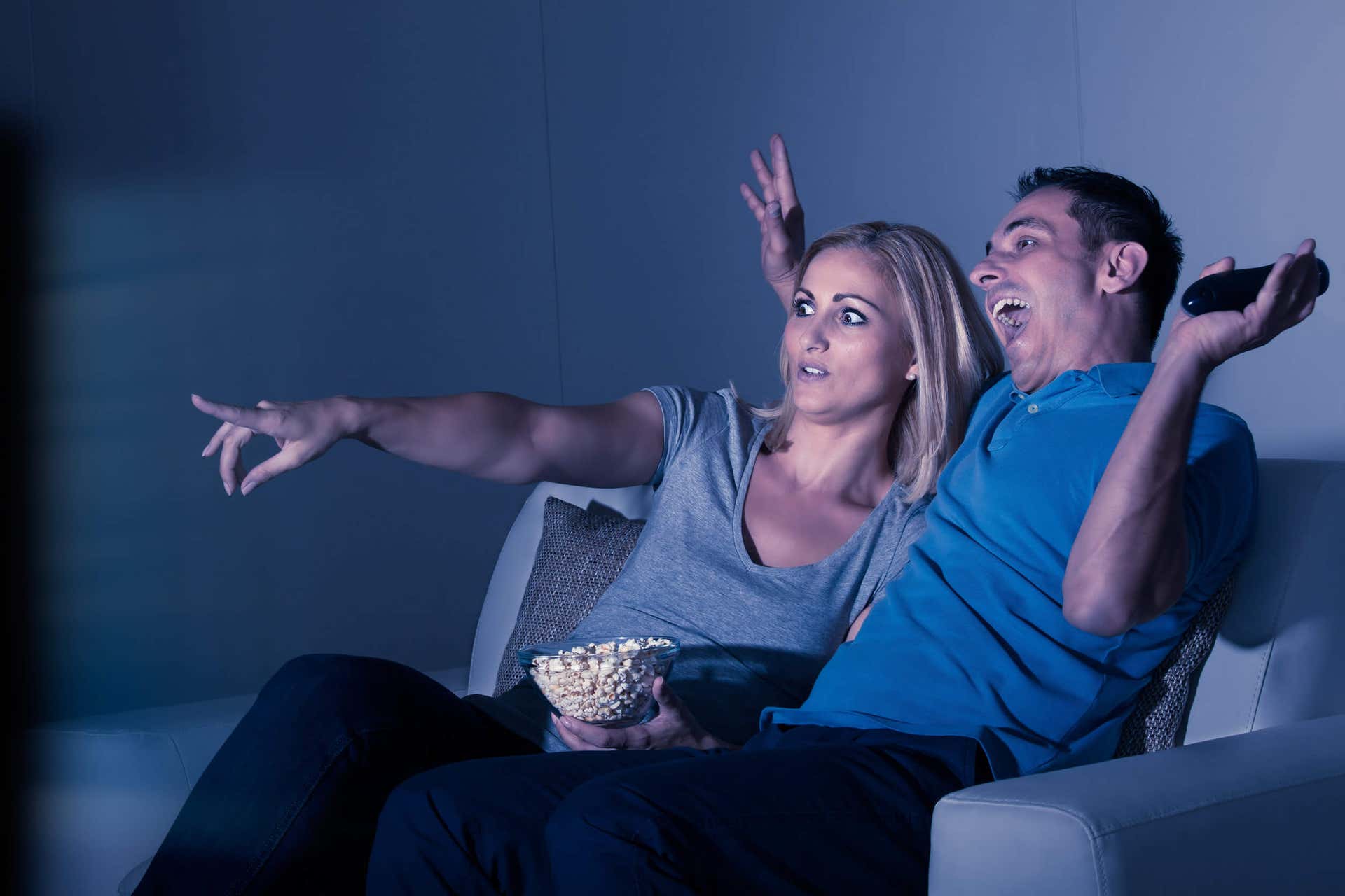 Mand og kvinde reagerer på en film