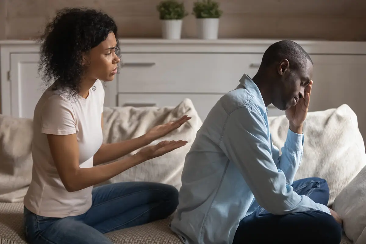 Conflito em um casal que perdeu a confiança.