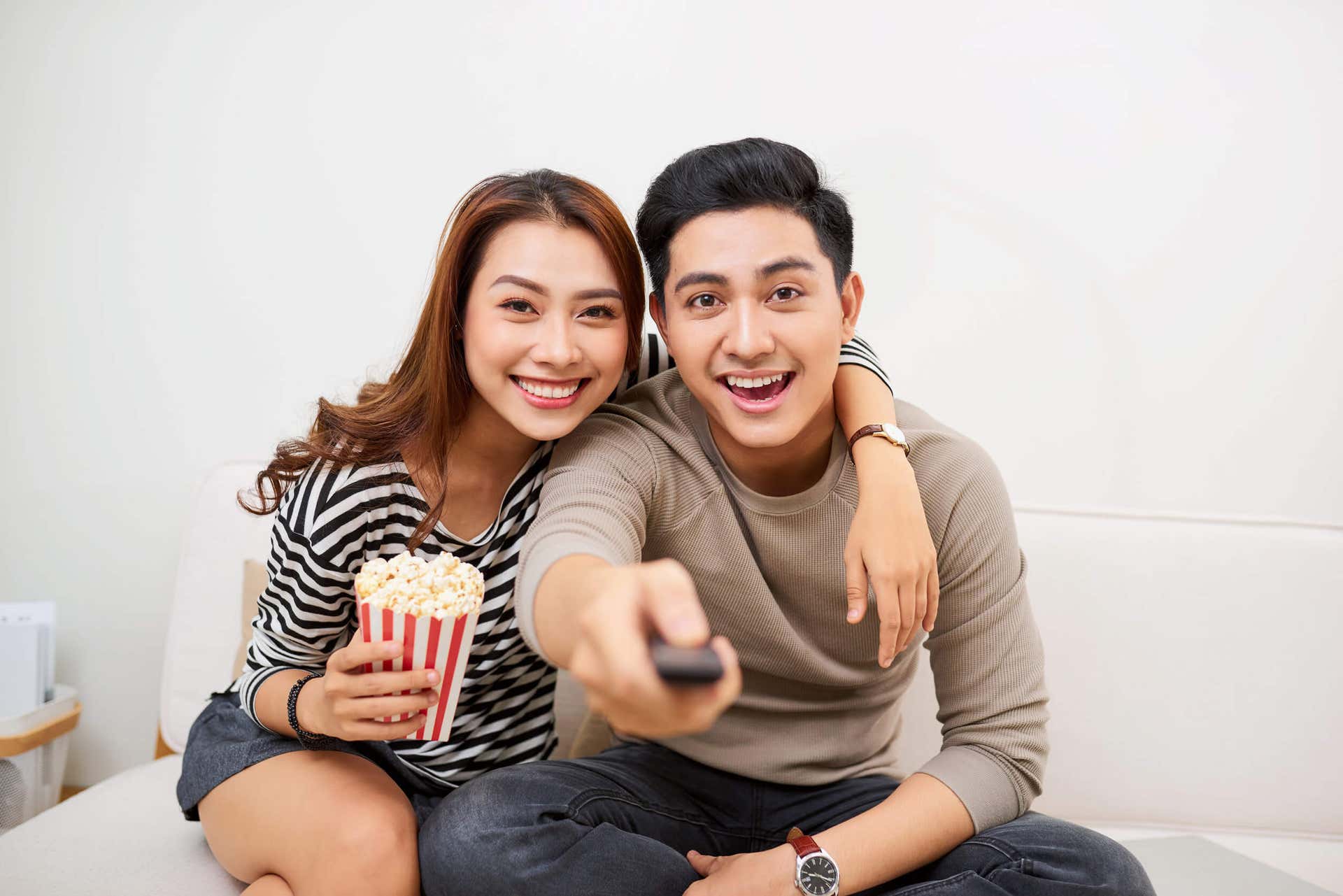 Ung mand og kvinde ser film