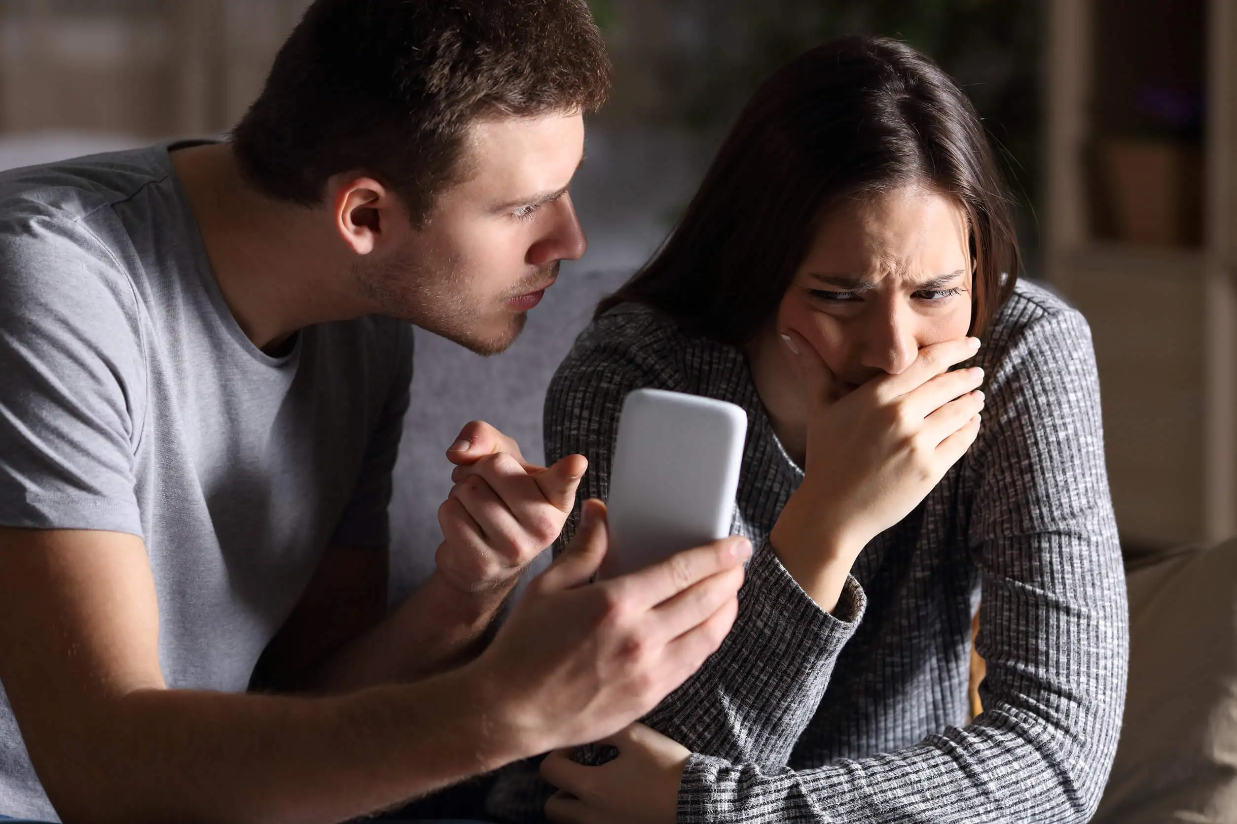 8 señales de maltrato a través de WhatsApp