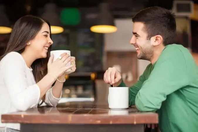 Pareja riendo