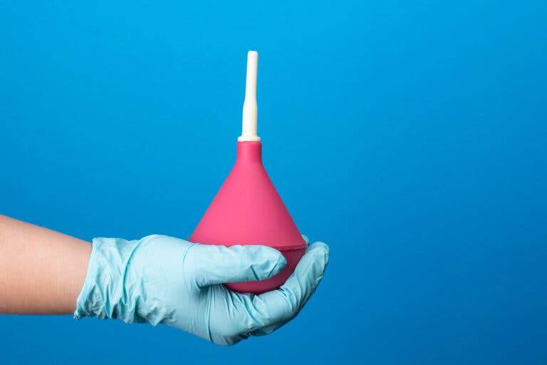¿Qué es un enema y cómo usarlo de forma segura?
