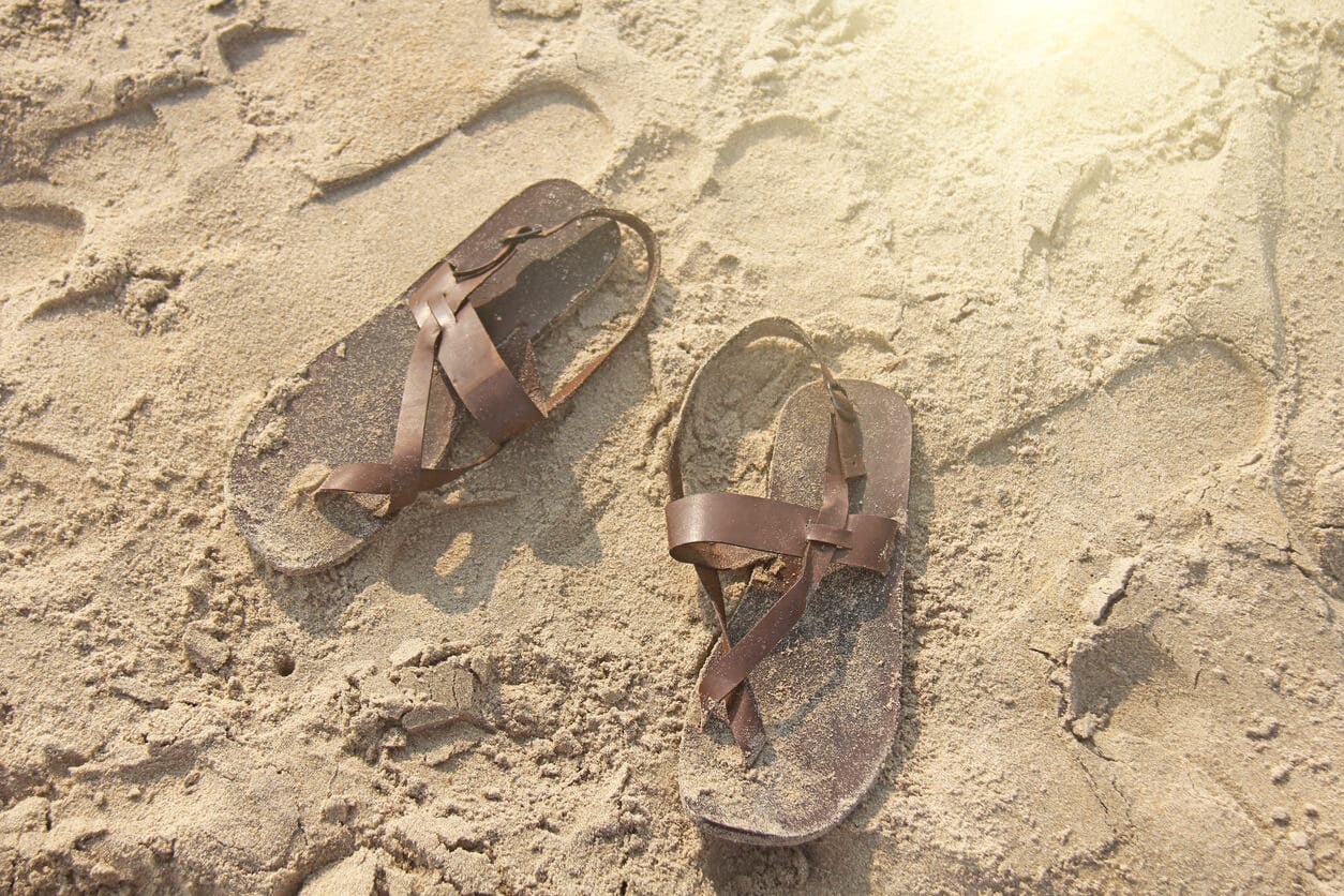 Sandalias de cuero sucias.