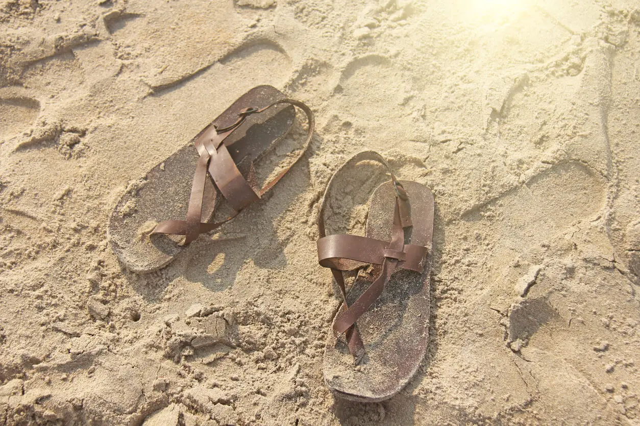 Sandalias de cuero sucias.