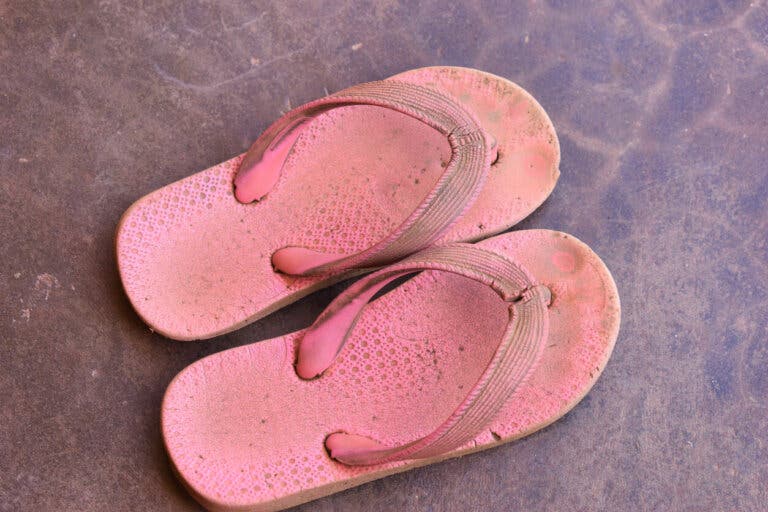 ¿Cómo puedo limpiar las sandalias?