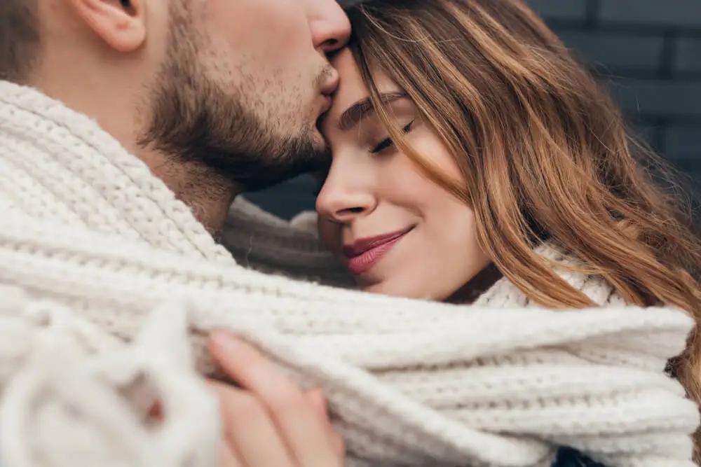 Le baiser puissant sur le front