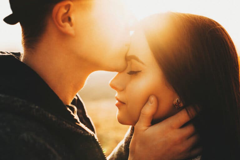 ¿Conocías el increíble poder del beso en la frente?
