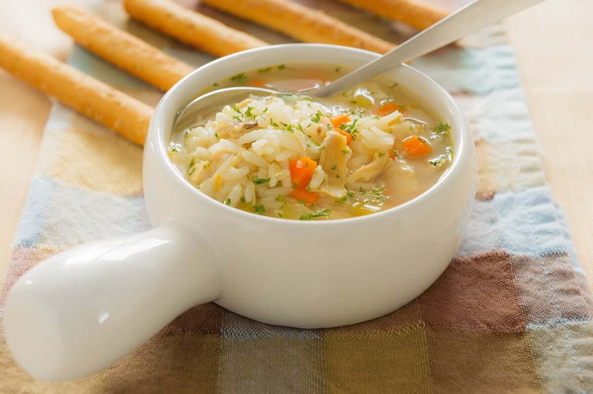 Pho-Suppe in einem Gefäß