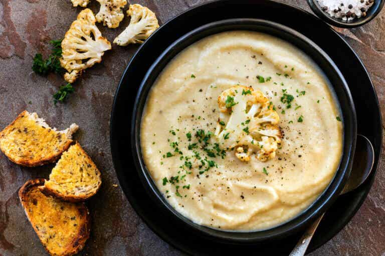 Sigue esta receta para preparar una sopa de coliflor deliciosa