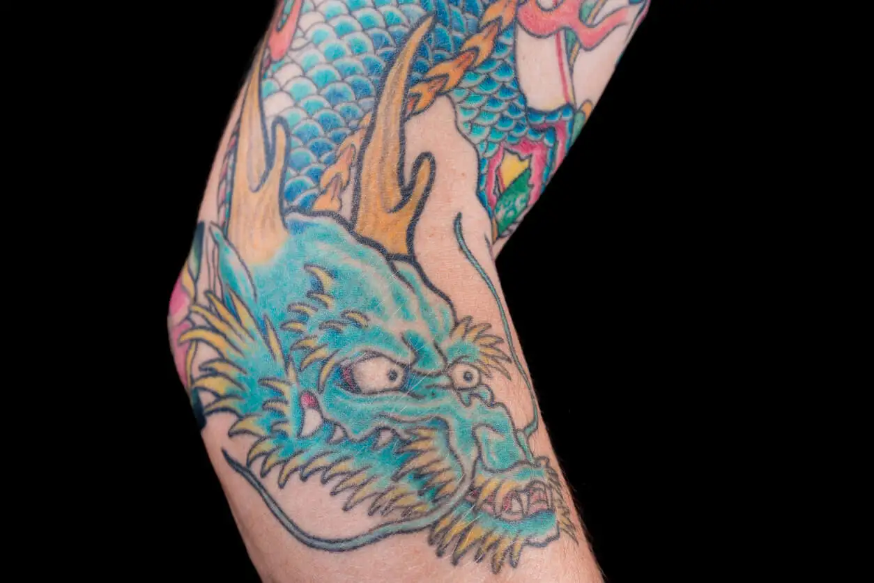 Tatuaje de color para eliminar de la piel.