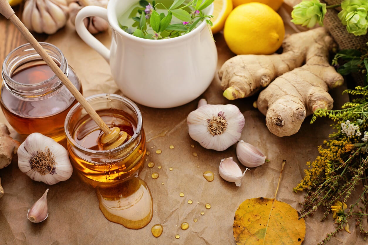 Cómo infusionar miel con hierbas para aliviar la tos y otras molestias