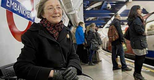 Mujer visita estación de tren todos los días para escuchar la voz de su difunto esposo