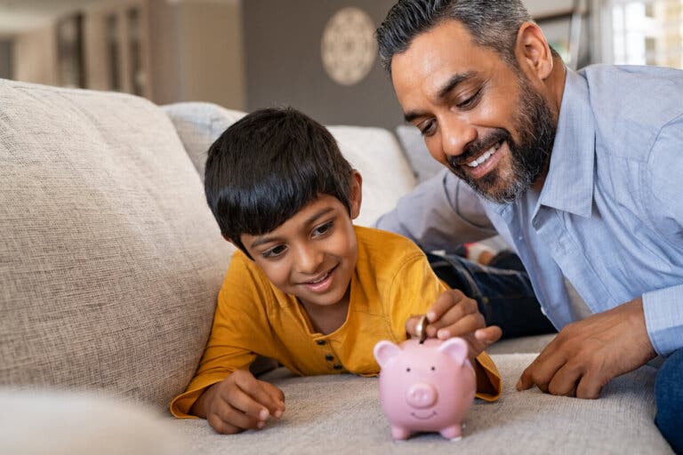 Pagarle a los niños por hacer los quehaceres: ¿está correcto?