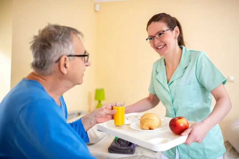 ¿Cómo prevenir la malnutrición en adultos mayores?