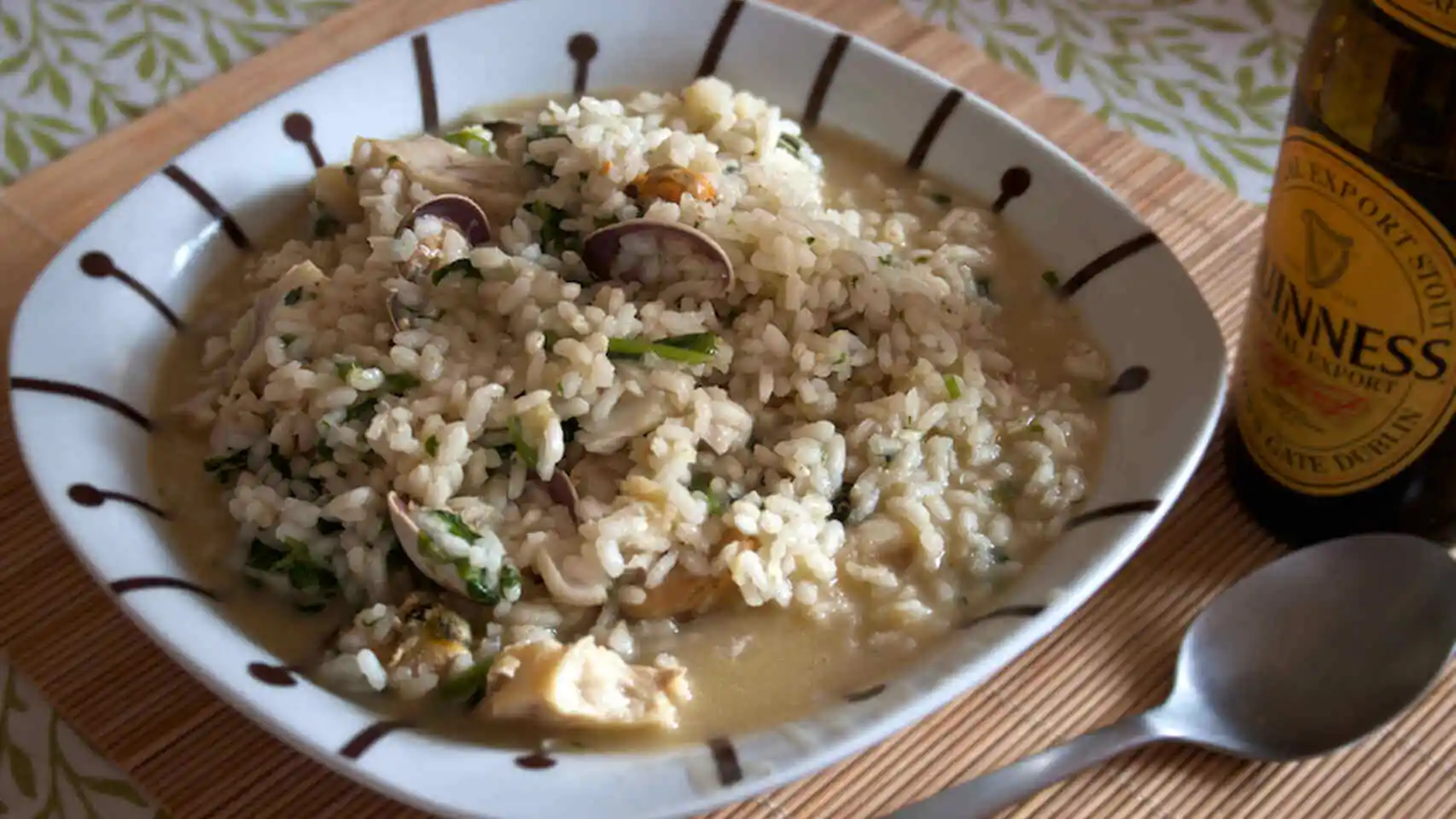 Arroz marinero con crema de espinacas.
