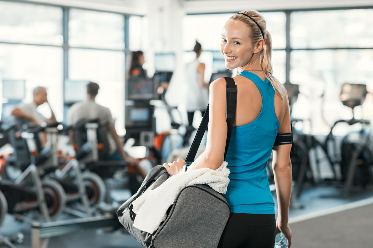 Hautinfektionen im Fitnessstudio - Frau mit Sporttasche