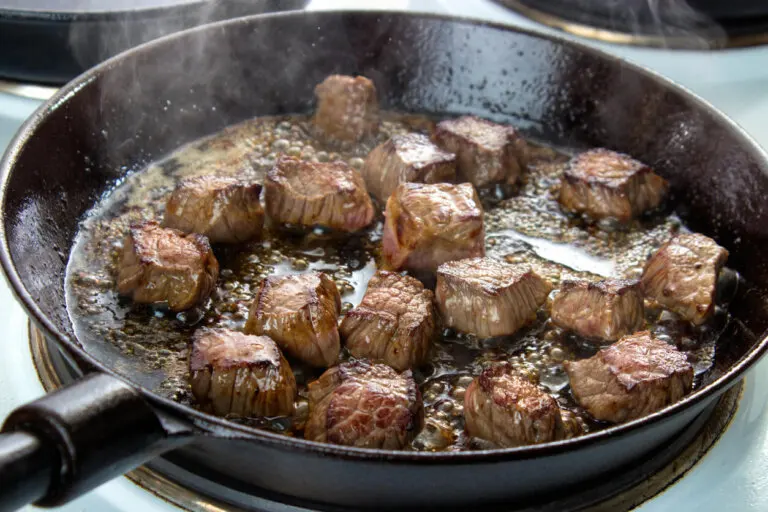 ¿Por qué sale espuma blanca al cocinar carnes y cómo evitarla?