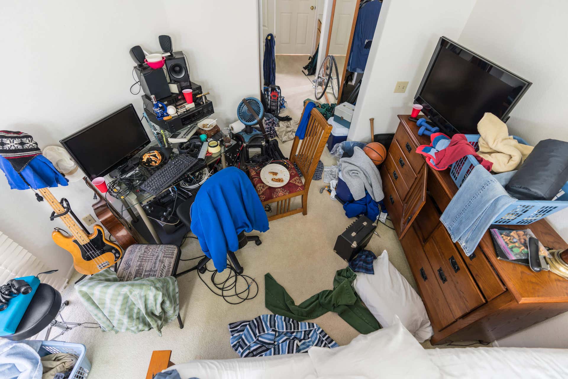 A disorganized multiuse room