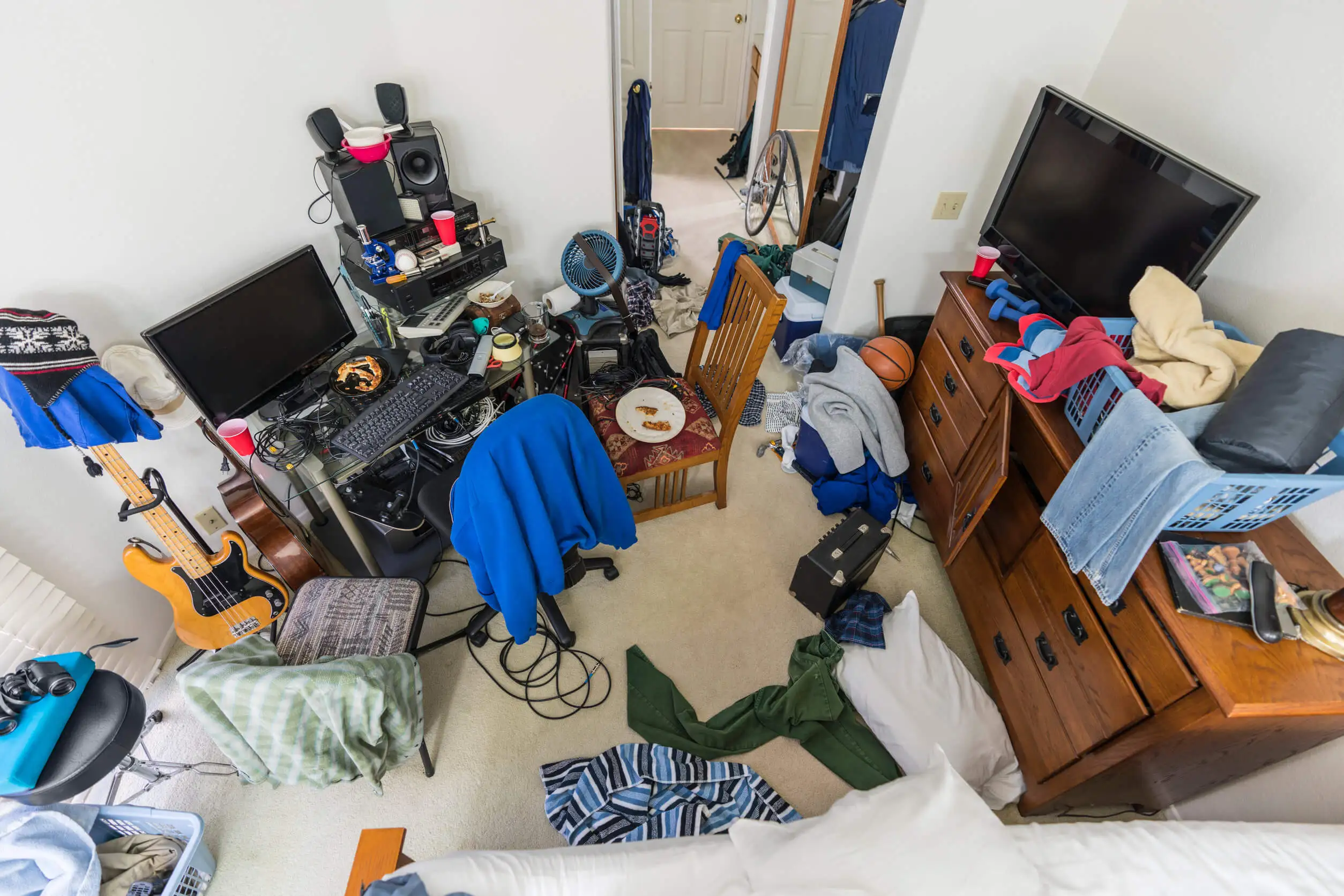 Habitación multiusos desordenada.