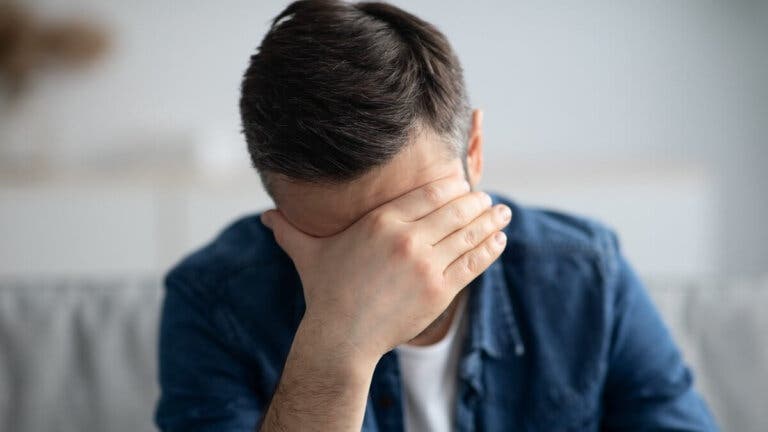 Hormigueo en la cabeza: 13 posibles causas