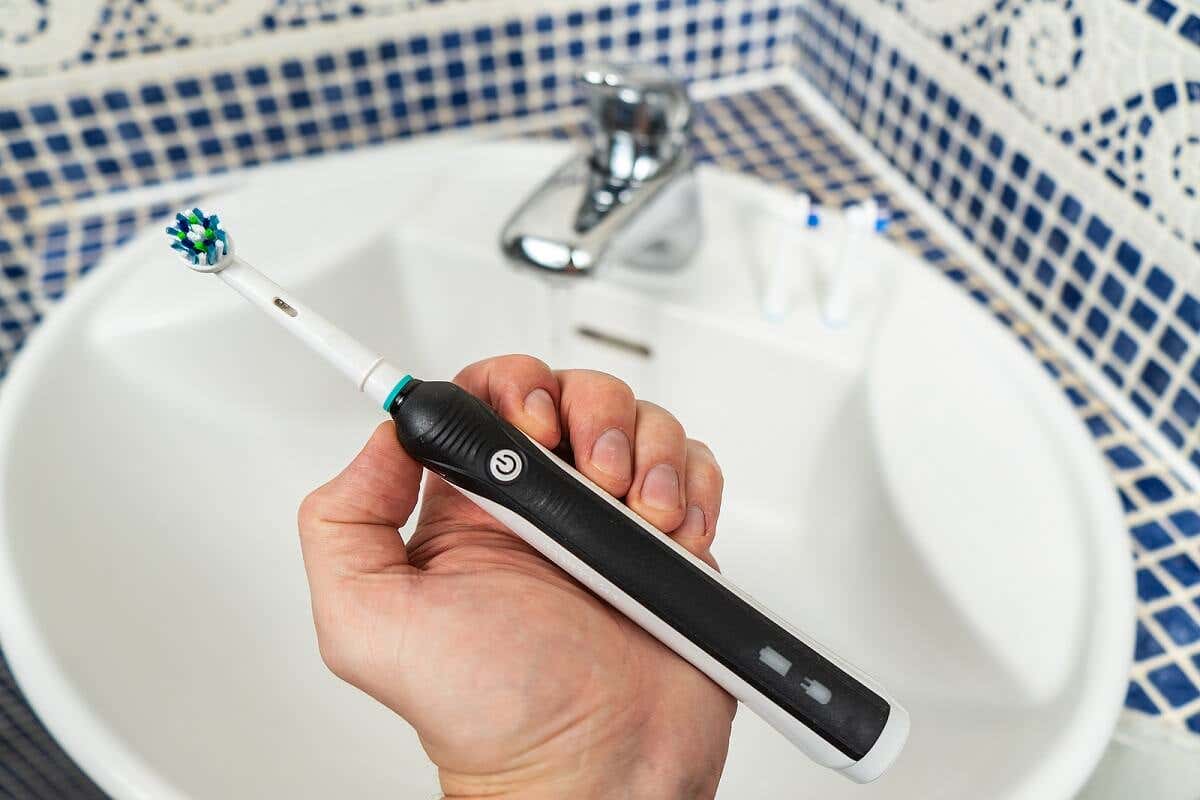 Cepillo de dientes eléctrico.