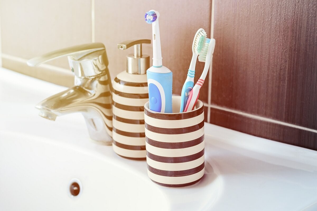 Cepillos de dientes forurenser en el baño.