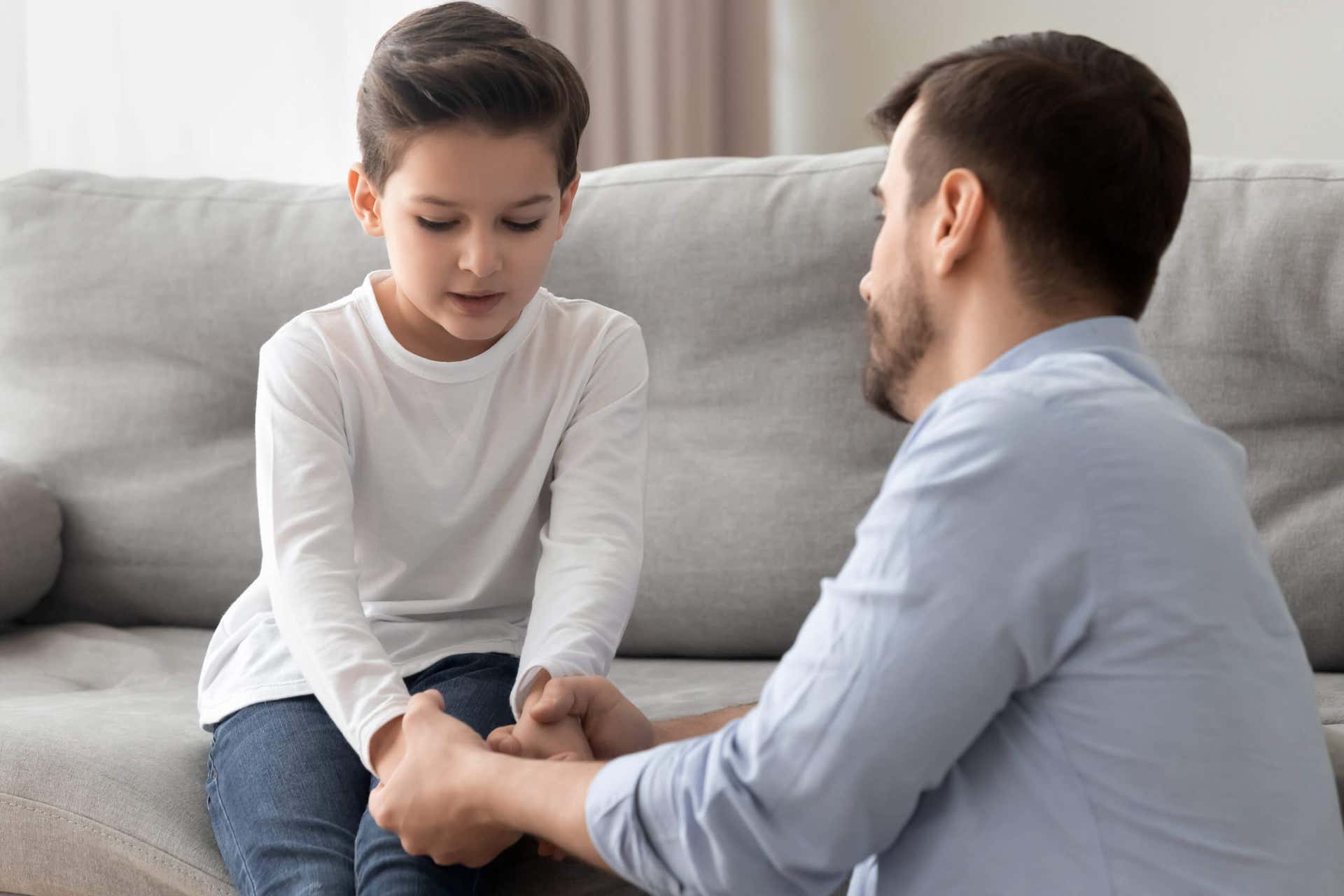 Mit Kindern über die Scheidung sprechen - Vater mit Sohn
