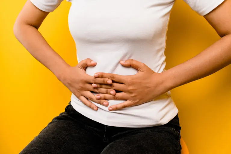 Dolor en el ombligo: 12 causas y posibles soluciones