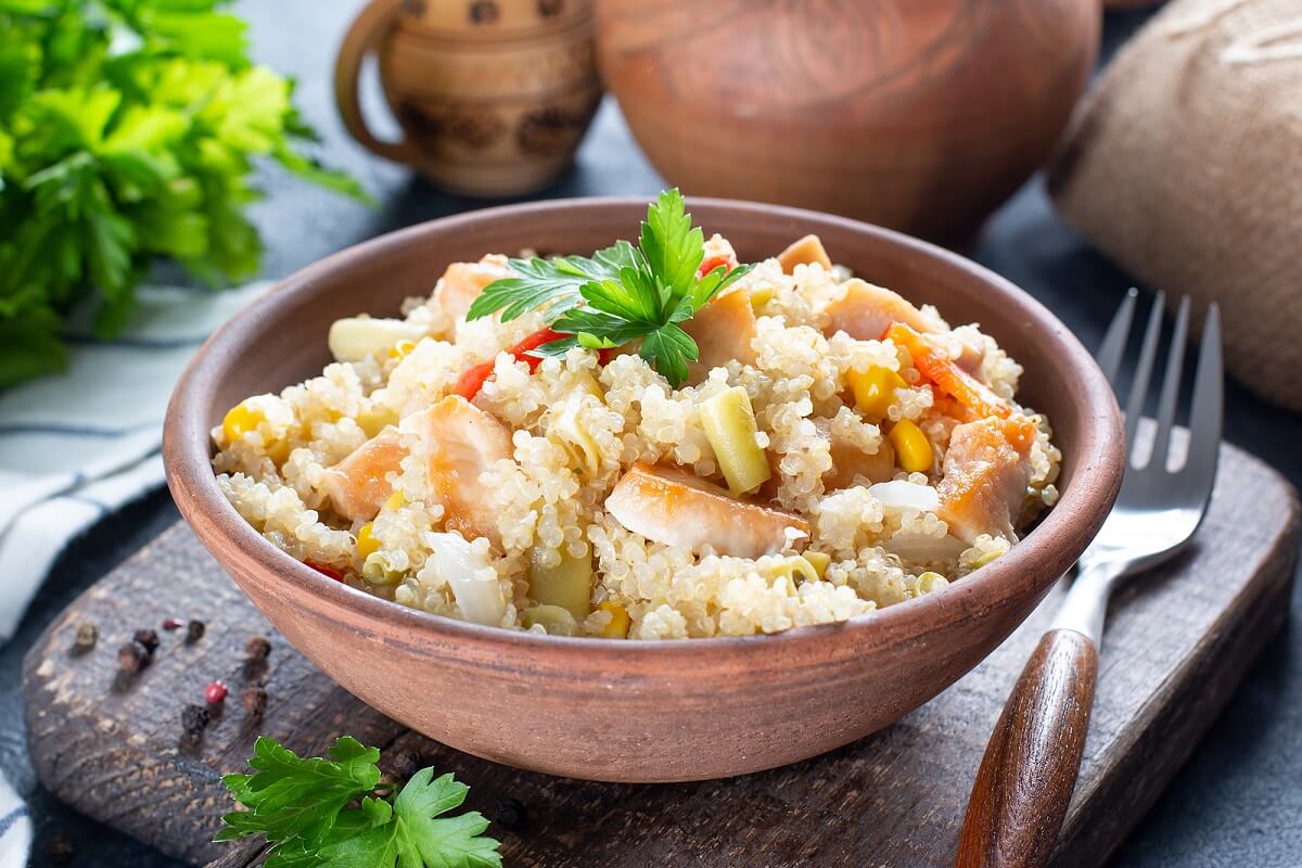 Ensalada de quinoa con pollo y vegetales: receta fácil y saludable