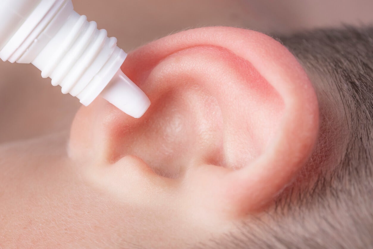 ¿Qué efecto tiene el agua oxigenada en el oído?