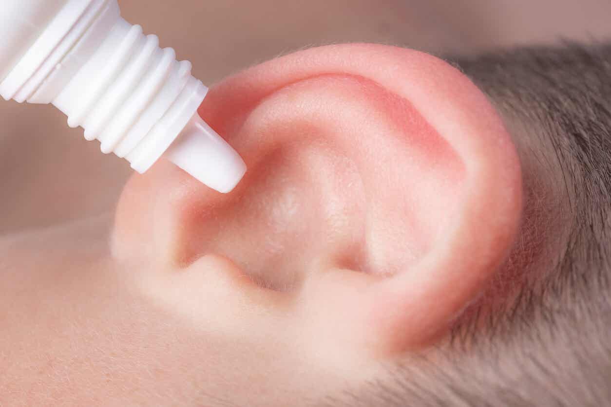 Pasos y cuidados para limpiar la cera de oídos con agua oxigenada.