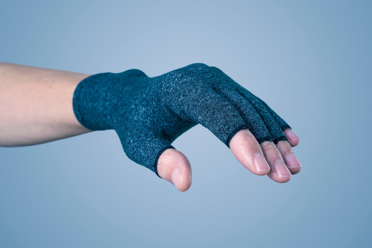Guantes para la artritis: ¿sirven para calmar los síntomas? - Mejor con  Salud