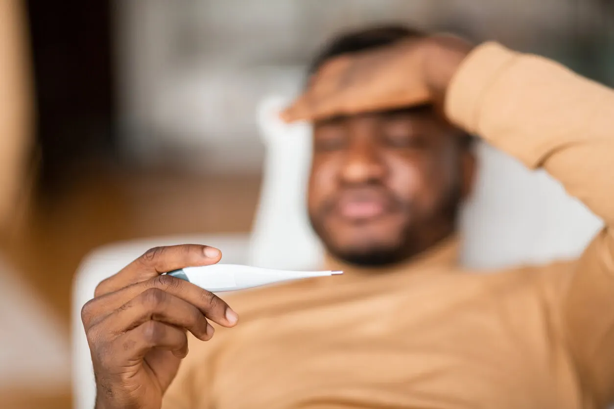 Fiebre y dolor de garganta.